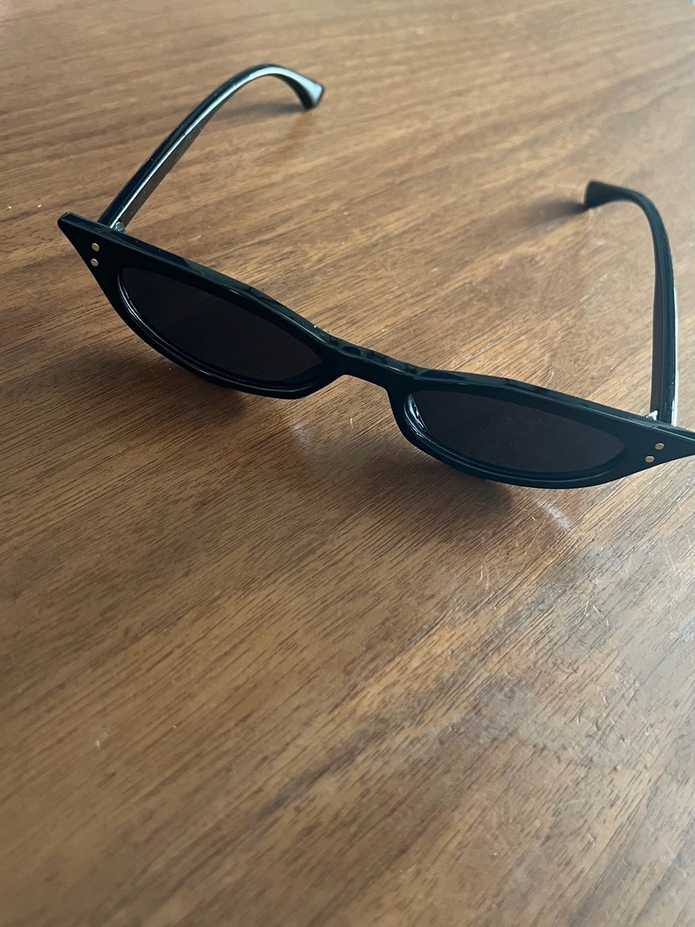 Black narrow-frame cat-eye sunglasses - Picture 2 of 4